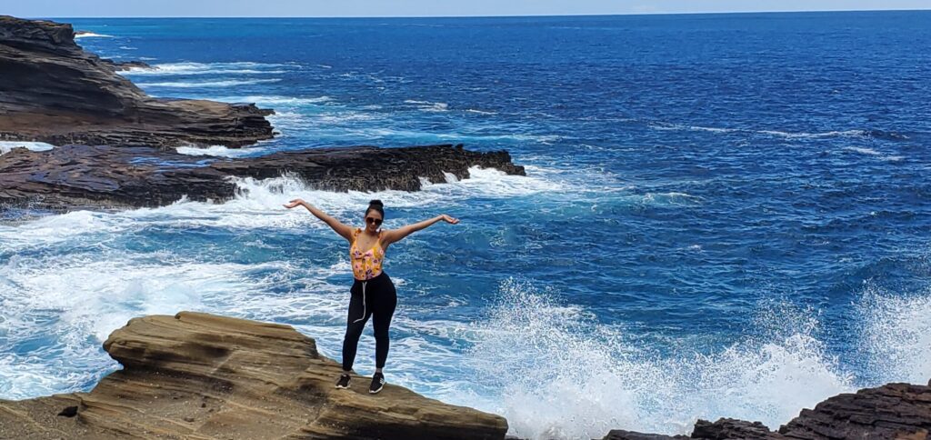 solo traveler in photo off-the-beaten-path at lanai lookout oahu